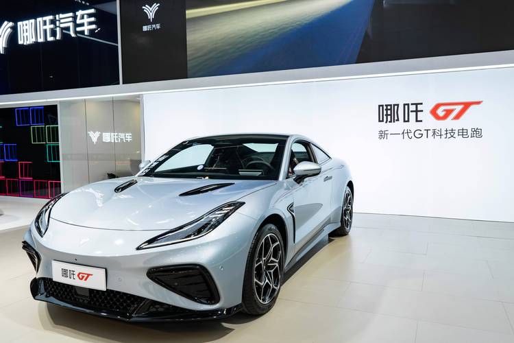 佛山148哪吒汽车在智能汽车领域的表现，领途汽车在新能源汽车市场中的影响力